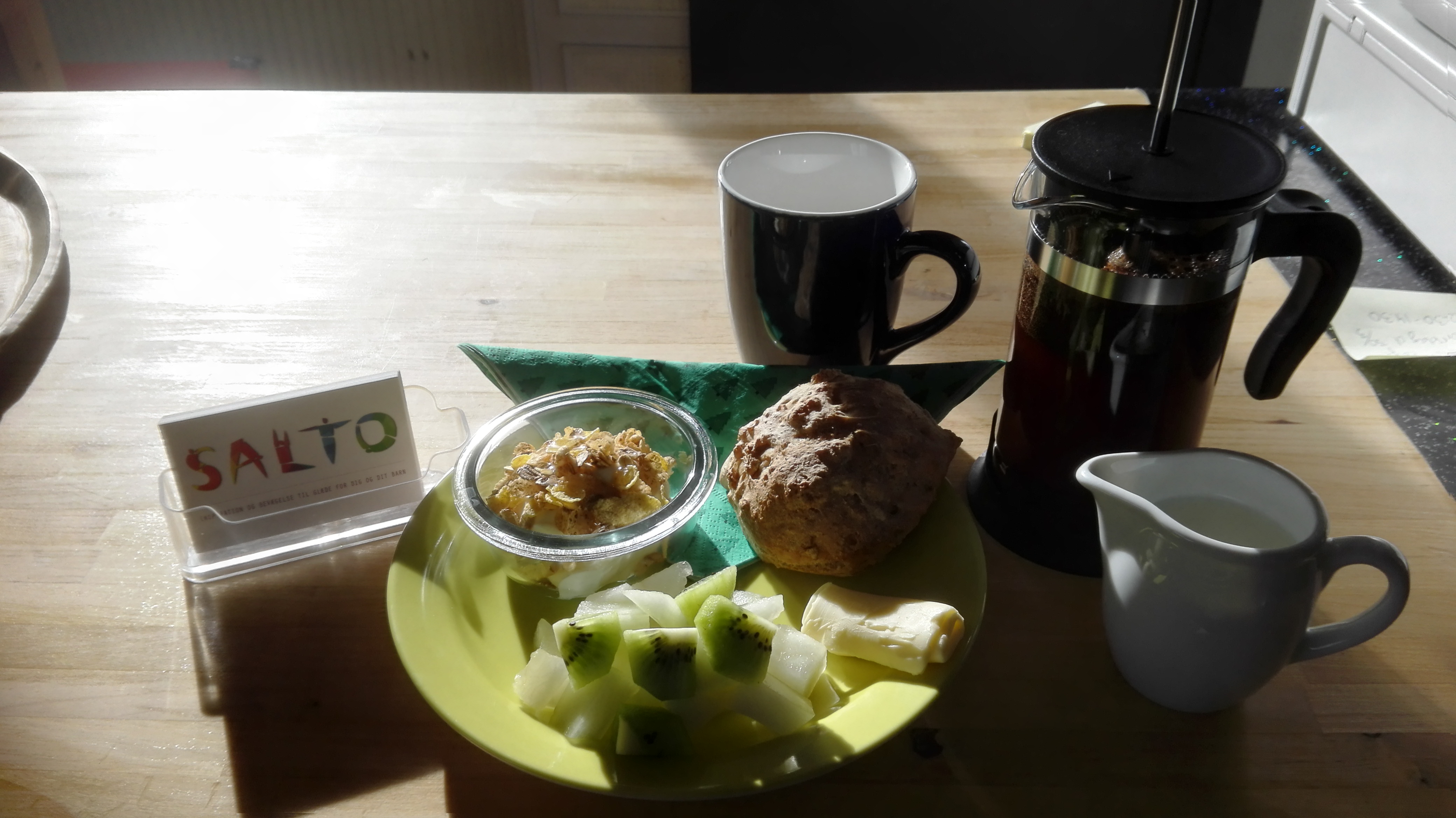 Morgenmad: friskbagt brød, sytetøj, ost, frugt, yoghurt, kaffe/te