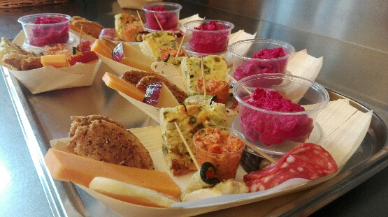 Snack-eksempel: ost, charcuteri, humus, lasemousse, æggekage