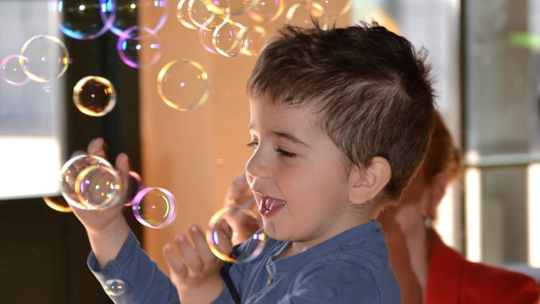 Dreng med sæbebobler