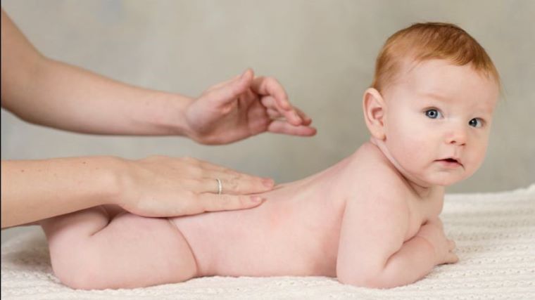 Baby med massagehænder